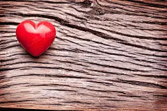 木桌上的红心。