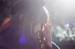 一直想做一个温暖的人，让善良在心中开成柔媚的花朵。在似水的流年中，以岁月作纸笺，用时光作笔，在平淡的生活中描绘出五彩斑斓。学会驻足欣赏人生的每一处风景，在平凡的日子里找寻美丽，在时光的剪影中盈盈浅笑。守着一路花开花落的美丽，走过红尘喧嚣，笑看明媚成歌。