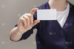 在镜头前拿着空名片的少女