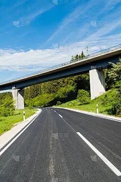 穿过德国桥梁的道路