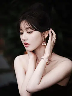 赵露思扎丸子头穿抹胸裙 露香肩美腿身材好_网易娱乐