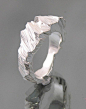 Janet Miller's rings which look like little silver glaciers.@北坤人素材