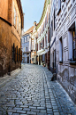 Český Krumlov, Czech Republic。捷克克鲁姆洛夫，位于南波西米亚的迷人小镇克鲁姆洛夫是世界上最美的几座城市之一。它被宽阔蜿蜒的伏尔塔瓦(Vltava)河环抱着，在河谷的对岸以城堡为中心的中世纪的城市一望无边，令人惊叹。大部分建筑建于14世纪到17世纪之间，多为哥特式和巴洛克式风格。整个小镇被流经该处的马蹄铁形的、宽阔蜿蜒的伏尔塔瓦河环抱着，而著名的城堡则建在河的对岸，风采依然。登高远眺，以城堡为中心的中世纪城市一望无边，令人惊叹。1992年，联合国教科文组织宣布授予它世界文化和自