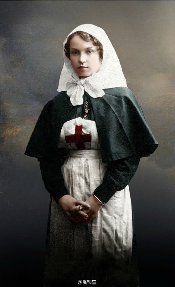 一战时代的护士制服，设计主要来自两部分，...