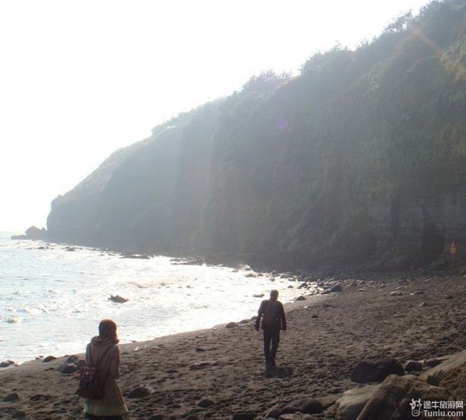 下午，三房山，山基本垂直。在海边的岩洞里...