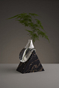 斯德哥尔摩设计工作室Studio E.O创建了名为“Indefinite Vases”的花瓶系列，用颜色纹理各不相同的大理石、花岗岩、玛瑙切割成各种几何形态，再将手工吹制的玻璃容器与几何石块契合在一起，就成为了一只特别的花器。