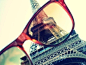 埃菲尔铁塔（法语：La Tour Eiffel）是一座于1889年建成位于法国巴黎战神广场上的镂空结构铁塔
