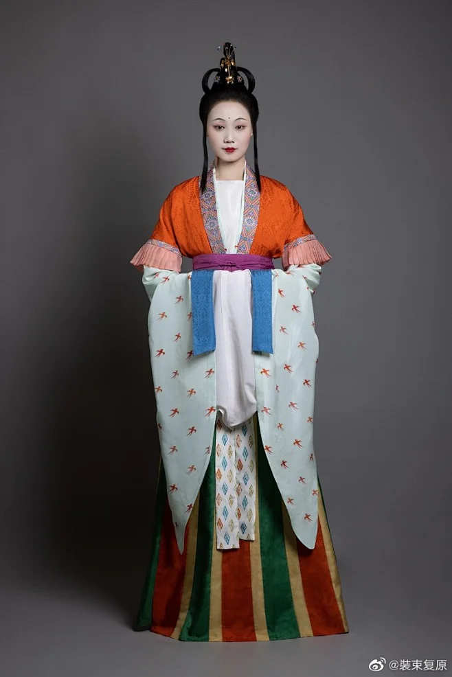 随着东汉魏晋女装裙襦的流行，间色裙得到越来越多的青睐。南北朝以后，间色裙的拼幅逐渐有了从宽大变细密的趋势，裙腰也更高，通常与广袖衫、襦搭配 ...
