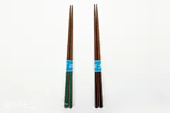 铁木，纹细密而整齐；质坚硬，不亚于钢铁；分量重；且具有特殊防腐性能，长期浸泡水中也不会腐烂变形。

 用其制筷，使用时间长久，卫生且环保。筷子采用尖头粗尾，首尖尾方的造型。摆放时稳当，使用时轻巧。

 尾端生漆装扮，使筷子作为日常生活品增添了漆器的绚丽。生漆是一种优质的天然涂料，无毒。

 较之于化学漆，生漆工艺复杂、周期长，尤为珍贵。套装筷子两色区分，避免混用。

 绿漆鲜艳明丽，蓝漆深邃沉静。两色可选。筷子应注意时常消毒，保持清洁。