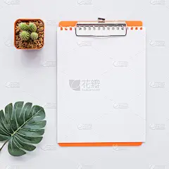 在白色背景上设计平铺的办公桌子。