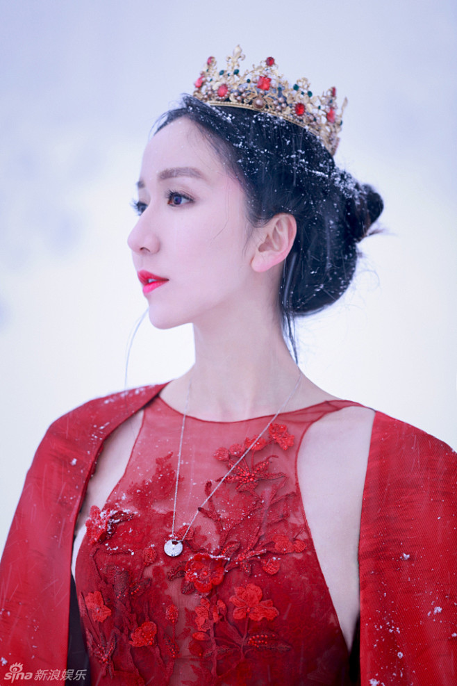 组图：娄艺潇红衣圣诞大片 似雪国女王美艳...
