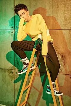 费启鸣高清手机壁纸无水印，笑起来最好看的小哥哥