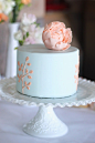 
超可爱迷你婚礼蛋糕来袭




小巧的体积，精致的造型，绚丽的色彩，迷你的结婚蛋糕一定会成为婚礼中最吸引来宾的一道风景，让来宾们在大饱口福的同时，也能一饱眼福。