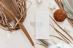 空白贺卡模型，干棕榈叶和蜡烛在米色的桌子背景。简约品牌，斯堪的纳维亚风格的婚礼模板。