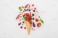 什锦浆果华夫蛋筒，平铺造型，健康的甜点