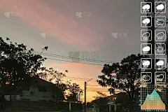 天气预报符号数据以图形和图表的形式呈现，以生动的大气全景图的黄昏热带夏季天空为气象预报背景。