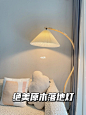 好物分享｜复古百褶落地灯380超划算附链接 : 感叹一句我真的太会太会买了   中山发货 众所周知中山非常多搞灯具批发的 所以这个价格也让我比较放心 安装很简单女孩子也能轻松搞定 底座很重很稳 我选的米黄灯罩比较搭配我家   晚上打开灯看个电影吃点