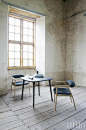 丹麦工作室Trine Kjær 设计。椅子由本色橡木和素色织物为素材制作而成，设计者希望人们坐上椅子时，身体触碰到的每个部分能感受到不一样的触觉