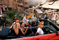 【黎巴嫩的年轻人】
2006  年轻的黎巴嫩人在贝鲁特附近被炸的Haret Hreik街道上驾车而过。(Spencer Platt) 