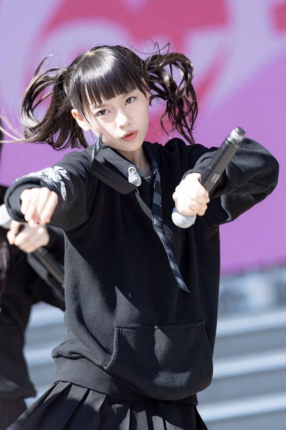 #绘画参考# 动态参考 唱跳的小姐姐 ​...