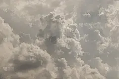 太阳穿过天空的云彩。云的形状唤起人们的想象力和创造力。它们可以用作壁纸，看起来很神奇。
