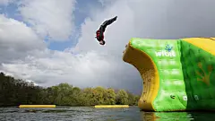 水上乐园速览
课程时长 1 小时，包括安全简报
Briefing will begin 5 minutes before your session and you will be led onto the Aqua Park afterwards.
Please arrive 1 hour before your session start time
Families, adults, and children welcome
Age 6+ and over 110cms in height
Swimme