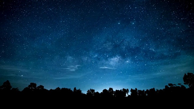 美丽夜空银河系恒星的 延时摄影。