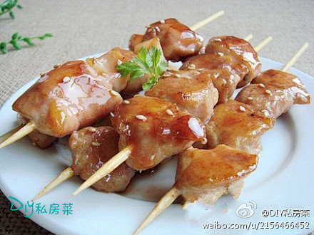 【DIY蜜汁鸡肉串】1、洋葱切取15，切...