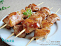【DIY蜜汁鸡肉串】1、洋葱切取15，切碎粒；2、鸡胸肉切肉丁加调味料（李锦记豉油鸡汁、糖、盐、花椒粉、孜然粉）；3、放半只蛋清，肉丁和调味料抓匀，冷藏；4、腌10分钟，肉丁串竹签上；5、平底锅倒食用油，锅热调至小火，肉串摊锅中；6、多次翻面待两面焦黄刷蜜汁（蜂蜜，海鲜酱）。