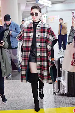 41岁的赵薇素颜更显白，关晓彤偷穿鹿晗的衣服？海报时尚网华语明星街拍合辑(10月16日-10月22日)！
