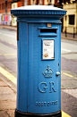 它是二十世纪30年代英国刚刚推出航空邮件时特别涂成空军蓝的。这些少见的蓝色邮筒，记载了英国邮政行业的变更，从当时只有这些邮筒才可寄国际邮件，到现在被普及到了各个邮局。如果能在大街上碰到，别忘了照一张相片留个纪念：http://t.cn/zWYSyyt