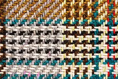 带彩色线的棕色格子织物。