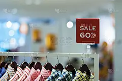 销售六折模拟广告展示框架设置在服装线在购物商场，商业时尚和广告概念