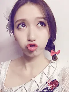 首先祝小玉玉生日快乐～
这是我今年第一条成员瓜祝福哦～
早上一点零三分来不及了。那我就凑了下午的一点零三分 
又大了一岁要茁壮成长哟
顺便发一发昨天没赶上九宫格大军的图 #吴哲晗##成珏0103生日快乐#