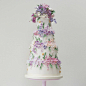 精致的鲜花堆砌的婚礼蛋糕，喜爱花朵的新娘可以选择