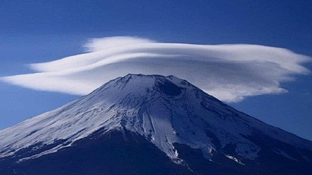 日本富士山一种叫“笠云”的自然现象。远看...