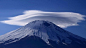 日本富士山一种叫“笠云”的自然现象。远看静止其实此刻山上的风其实非常强，仿佛看到了创界山！