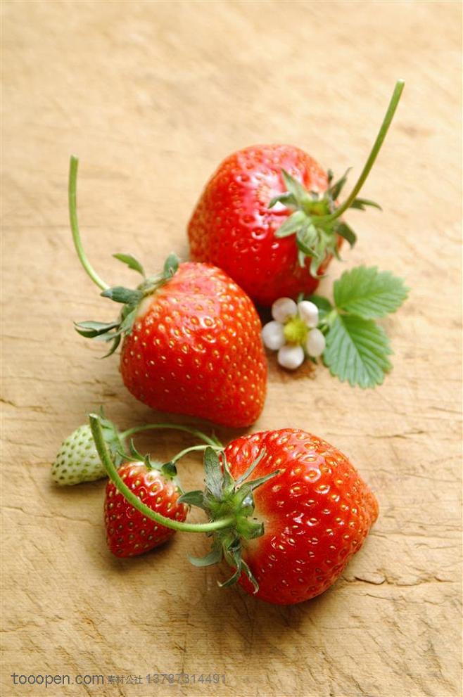 熟透的新鲜草莓