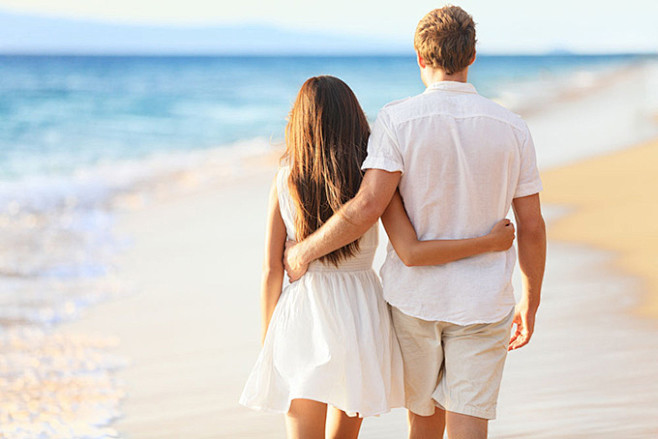 沙滩上散步的情侣高清摄影图片