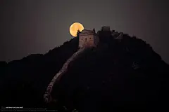 今天是国庆与中秋双节，你会去哪里赏月呢?也许此时正在奔波的途中.... .细数一 下这些年我拍过的满月，虽然大部分都来自北京的天空，但也希望能为天涯海角的朋友们带来- -个平安快乐的假期~

图1.国家天文台兴隆观测站郭守敬望远镜与月升

图2.北京门头沟潭柘寺镇定都阁与月落图3.河北易县荆轲塔与中秋月图4.北京卢沟桥的狮子与元宵月，

图5.北京密云拍摄的国际空间站凌满月图6.北京正阳门]城楼.上的雨燕与满月

图7.北京定都峰.上拍摄的北京城超级月亮串像图8.北京西山拍摄的满月月华，那晚本来要拍月偏食