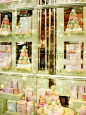法国著名奢侈蛋糕店Laduree——拉朵蕾的梦幻橱窗。