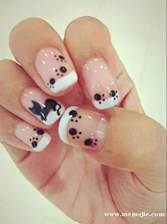 裸色黑白猫咪猫爪彩绘美甲图片