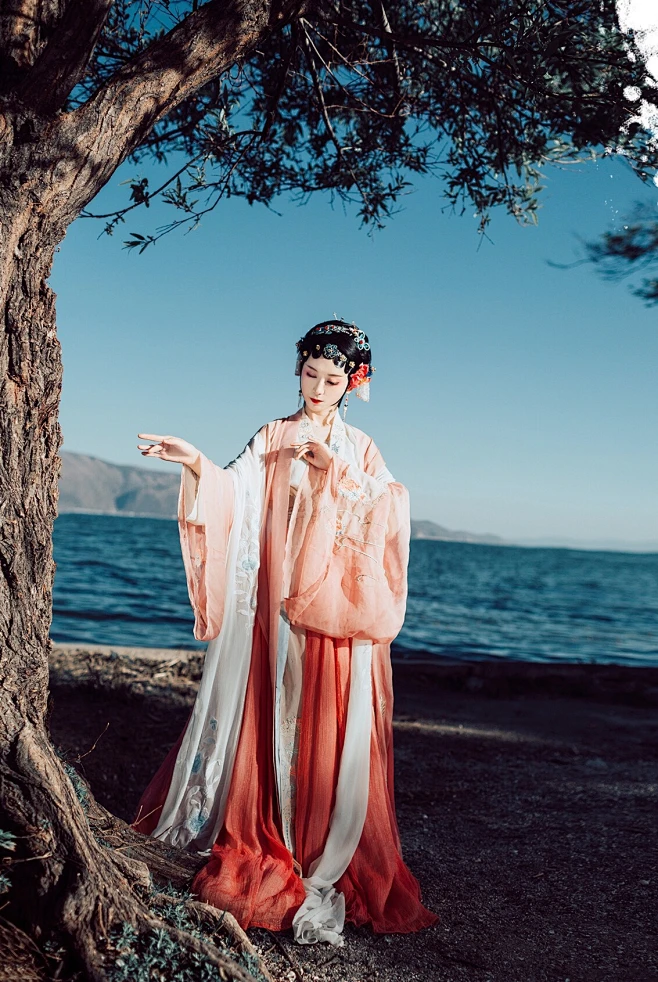 兰花指拈红尘似水， 三尺红台万事入歌吹。 出镜/司音儿 汉服摄影/古风写真