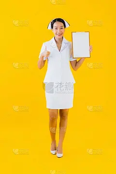 肖像美丽的年轻亚洲妇女泰国护士显示空白板