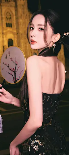 美女壁纸—一袭黑色礼服的古力...@霁枫壁纸美图的动态