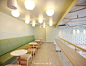 设计师:Bangkok
设计公司:party/space/design
设计风格: 现代简约
项目面积: 100-300平米
工程造价: 50-100万
项目地址:曼谷
设计说明:
这家名字叫 Shugaa的法式甜品屋，位于泰国曼谷的某公寓楼下。糖元素是甜品屋设计灵感，店铺门面占据了两层楼高度，使用了木材搭建成有趣的多边形的糖晶体，透过玻璃幕可以看到甜品屋是个LOFT格局。走入甜品店内，你就被轻淡柔和的颜色包围了，一层是挑空的大厅，有吧台区，散座区和制作间，吧台和桌面由白色带有灰纹的大理石制成，地板和其他
