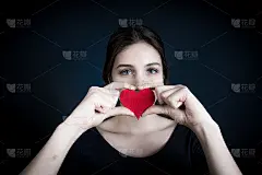 女模特在摄影棚里拍摄