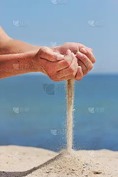 手把沙子扔到海边
