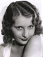 芭芭拉·斯坦威克：
    Barbara Stanwyck（1907-07-16至1990-01-20）：生于美国纽约，美国二十世纪著名女演员，擅长扮演各种不同类型的角色。1927年登上银幕。1999年被美国电影学会选为百年来最伟大的女演员第11名。
    代表作：淑女伊芙，双重赔偿
    在电影界能像芭芭拉.斯坦威克(Barbara Stanwyck)那样焕发出如此长久的艺术生命力并涉足那么宽泛的表演领域的女演员寥寥可数。在多年的艺术生涯中，芭芭拉.斯坦威克始终是好莱坞最受制片人信赖和器重的女演员