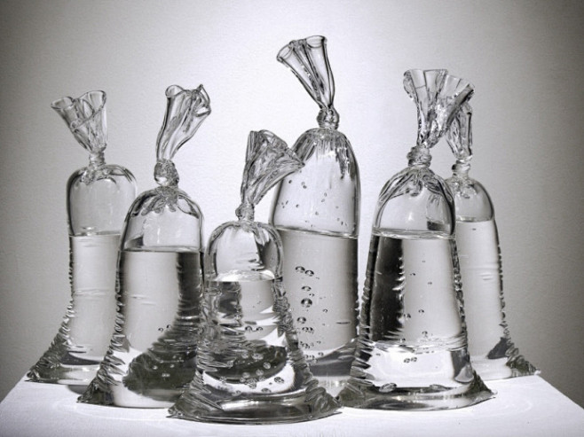 奇特的素描画装着水的透明塑料袋